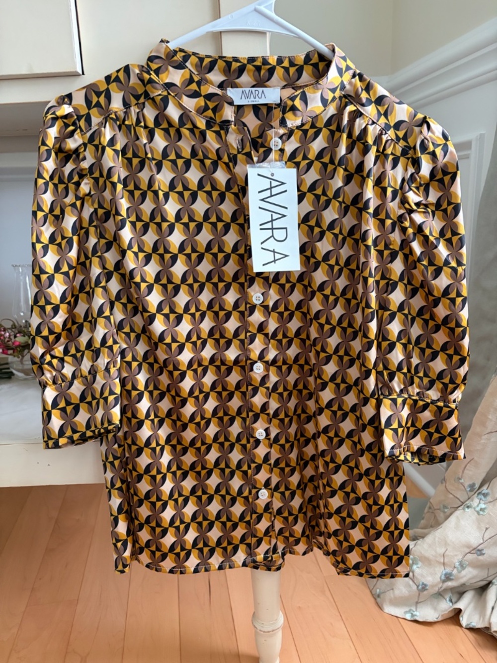 AVARA Geometric Print Silk-Like Blouse with Puff, Elbow-Length Sleeves XS NWT